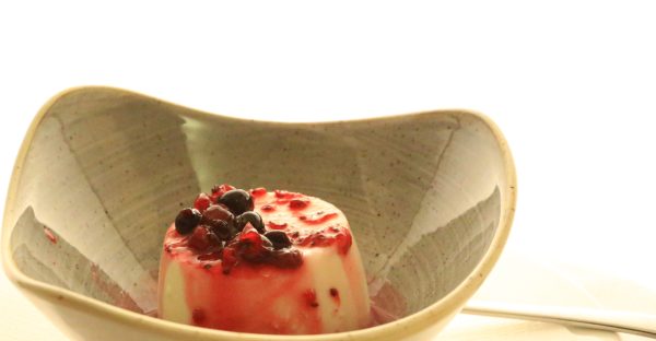 Panna Cotta mit Waldfruchtsauce